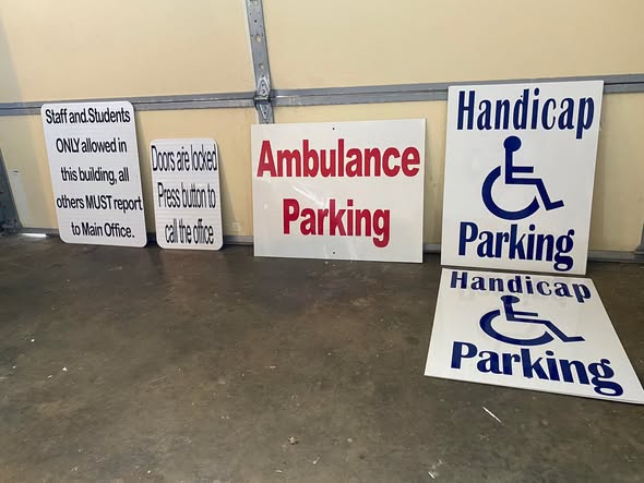 Directional wayfinding signage for business facility navigation